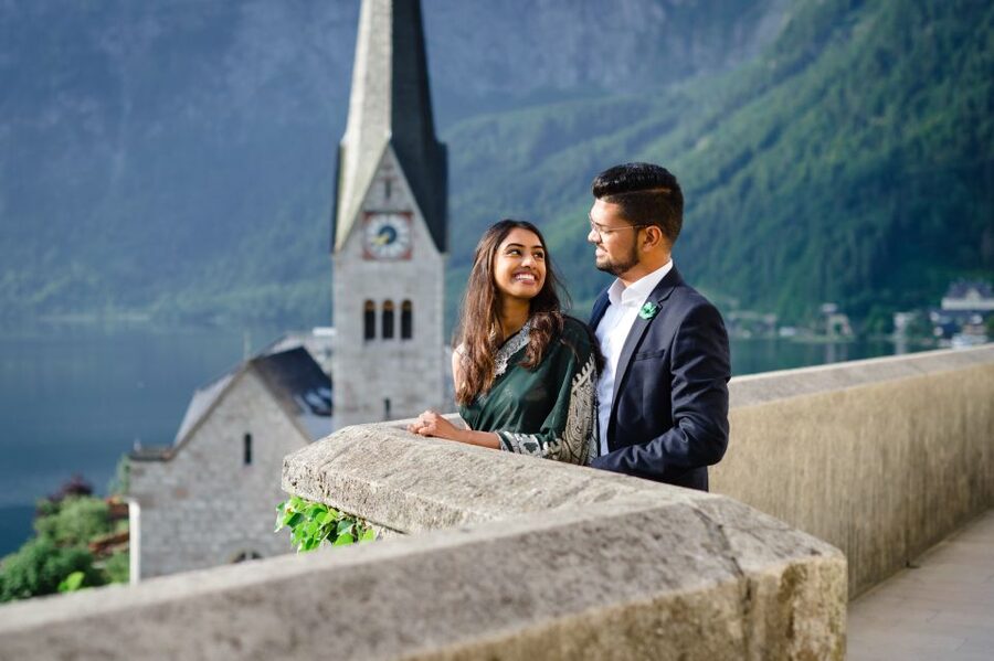 Hallstatt: 2-Hour Guided Walking Tour with Photographer - Marktplatz and the famous waterfront finish