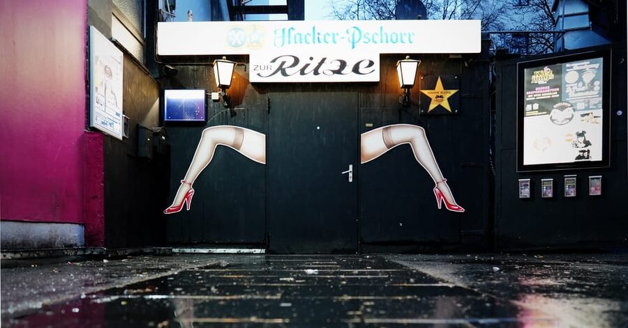 Hamburg: Crimes of St. Pauli Guided Walking Tour - How much walking and detail to expect