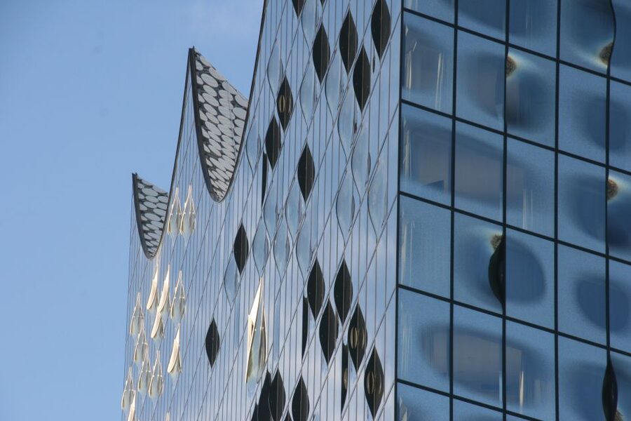 Hamburg: Guided Port Walk for Families - Seeing the Elbphilharmonie from the waterfront