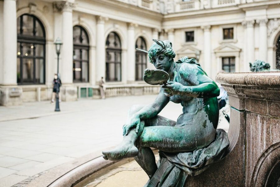 Hamburg: Guided Walking Tour for Magic Fans - St. Nicholas’ Church and the city’s darker memory