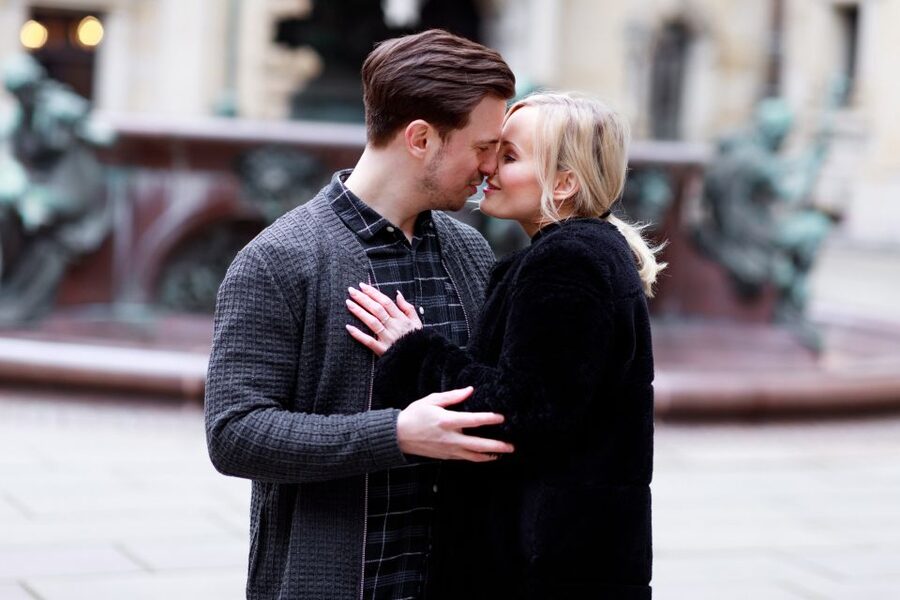 Hamburg: Private Couples' Photoshoot and Walking Tour - Meeting in central Hamburg