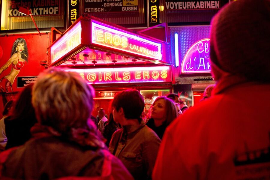 Hamburg: Private Tour Red Light District Walking Tour - What the guide adds to the walk