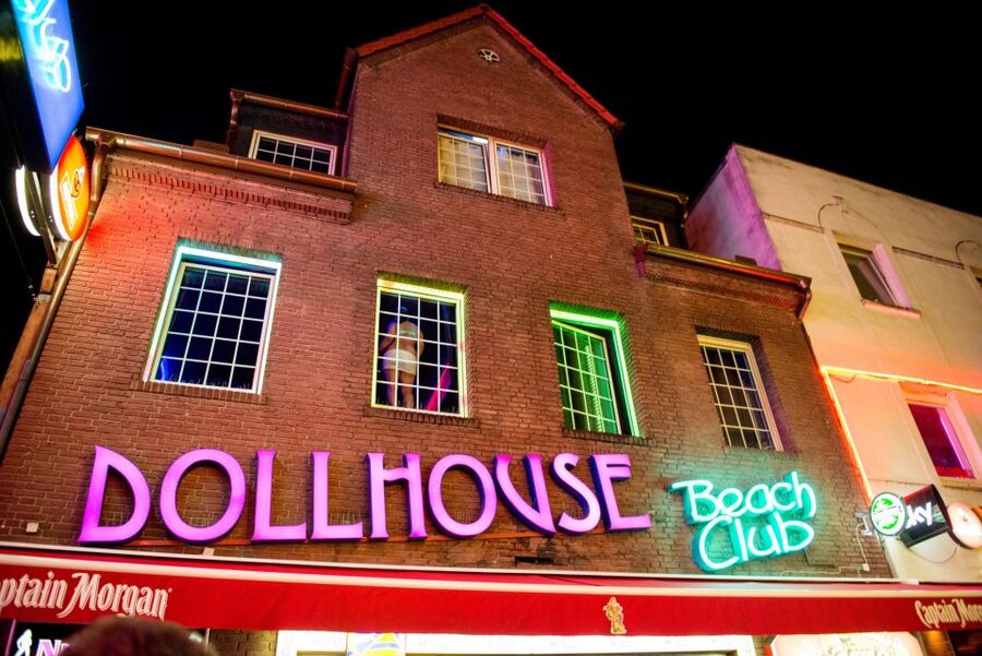 Hamburg: Private Tour Red Light District Walking Tour - Silbersack Bar, Ritze Bar, and St. Pauli’s odd details