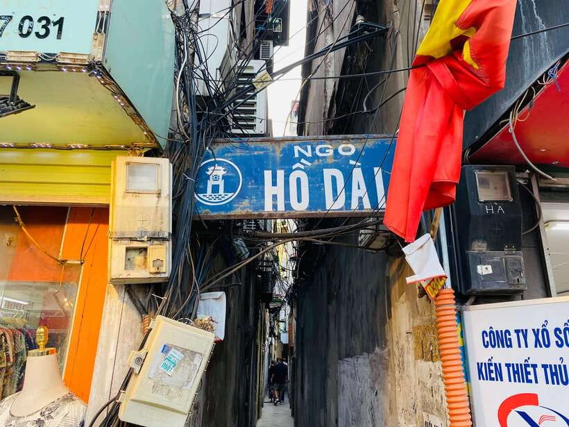 Hanoi: Cho Gioi Vietnam War History Walking Tour - Kham Thien B52 Memorial