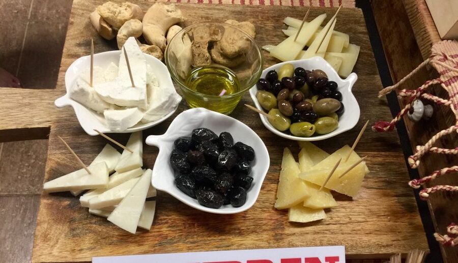 Heraklion: Food Tastings Walking Tour - Savory Cretan food and the fried-snail question
