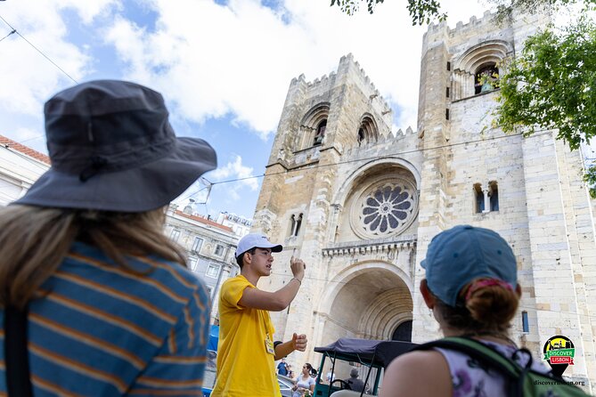 Historic Walking Tour Through Lisbon’s Oldest Neighborhood - Reaching Castelo de São Jorge on the hill