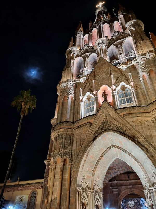 Historical & Cultural Walking Tour of San Miguel de Allende - El Nigromante and San Miguel’s artistic side