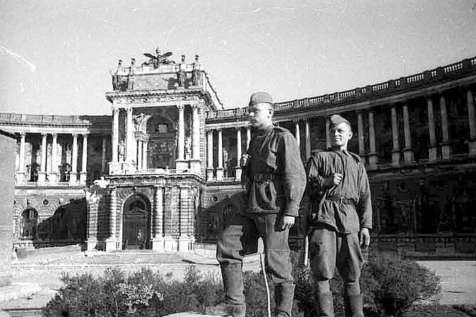 Historical Hitler Walking Tour of Vienna - Heldenplatz and the March 1938 speech