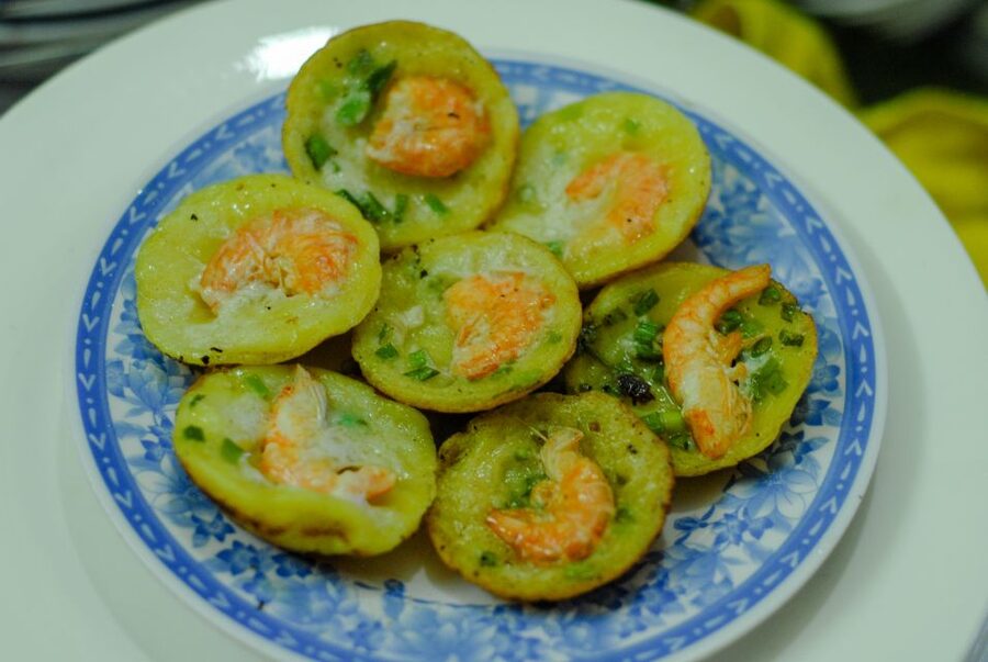 Ho Chi Minh City: Private Street Food Evening Walking Tour - The flower market and dessert finish