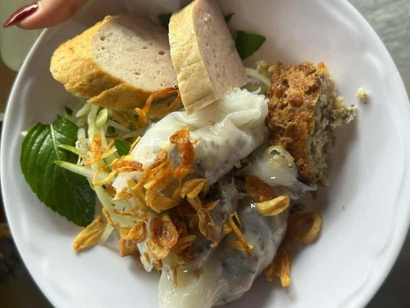 Ho Chi Minh City: Super Niche Walking Street Food Tour - Grilled banana and chè mâm for the finish