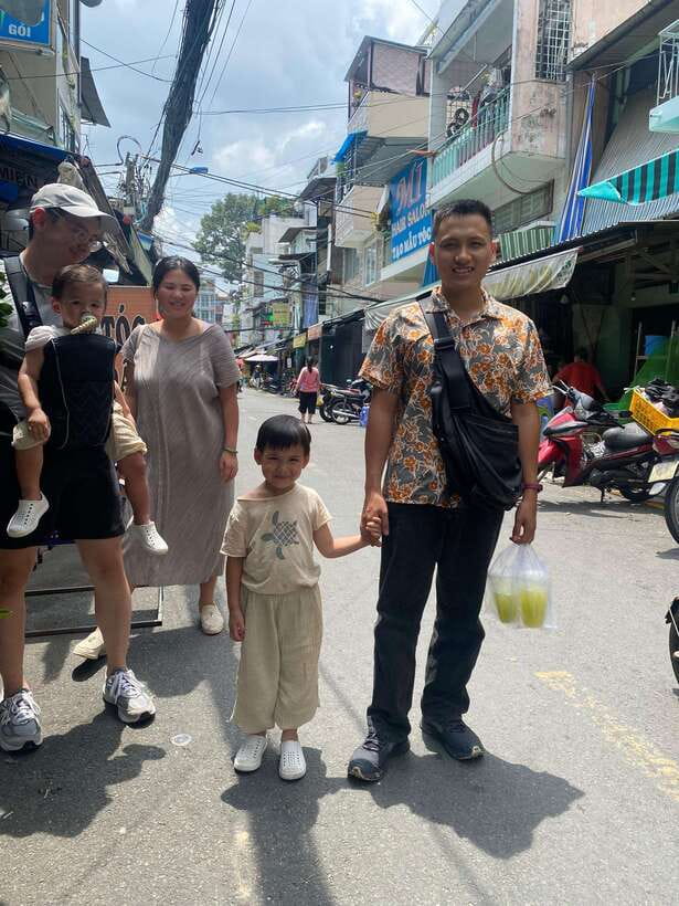 Ho Chi Minh City: Walking Food Tour with 13 Tastings - The final savory dishes and dessert