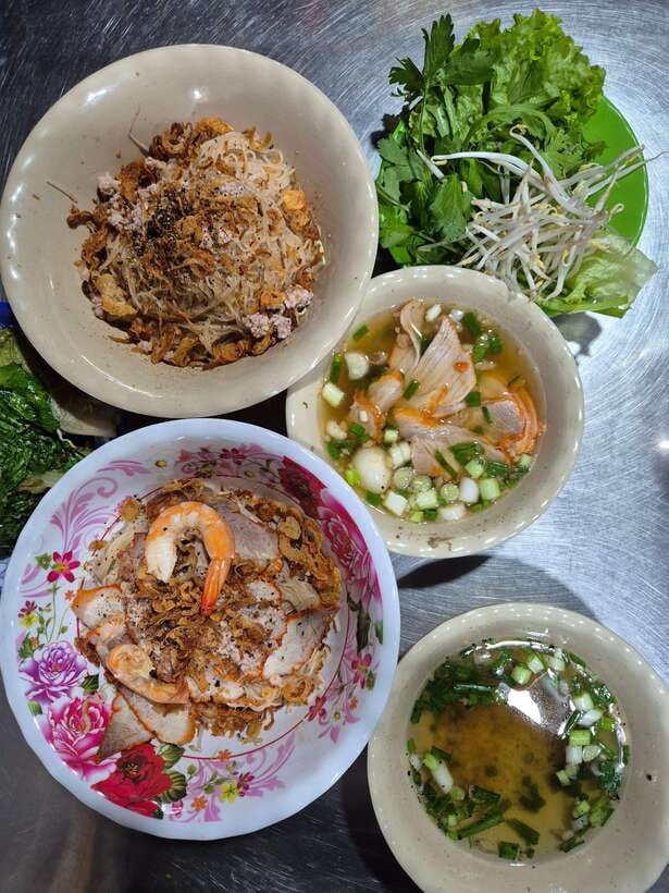 Ho Chi Minh City: Walking Food Tour with 13 Tastings - Drinks, dietary needs, and food safety