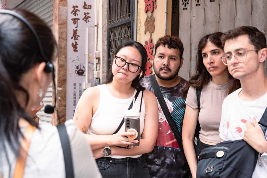 Hong Kong: Dark Side of Hong Kong Caged Homes Walking Tour - Mong Kok and Sham Shui Po on foot