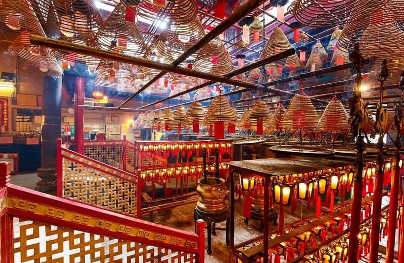 Hong Kong Day Tour: Priority Peak Tram, City Walk & Dim Sum - The guides make the difference
