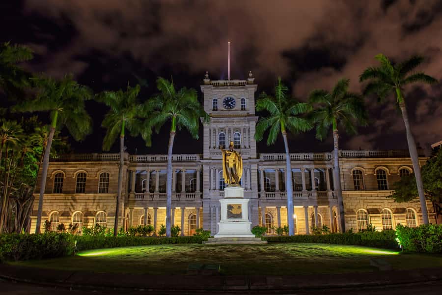 Honolulu Haunts: Ghosts and Spirits Walking Tour - Meeting the guide at the King Kamehameha Statue