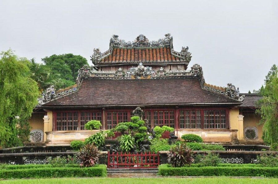 Hue Customizable Tour with Imperial Citadel & Forbidden City - Thai Hoa Palace and the ceremonial heart
