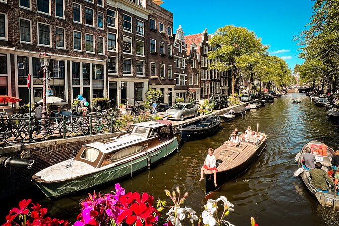 Humans of Amsterdam: Cultural Walking Tour incl. meeting 2 locals - Apple pie and gezelligheid at Cafe Papeneiland