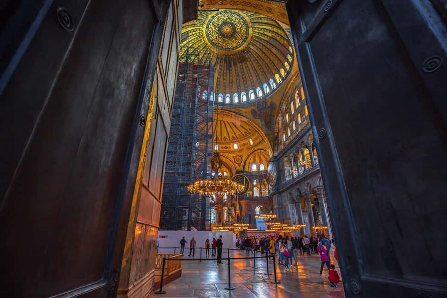 Istanbul: Blue Mosque, Hagia Sophia, & Old Town Walking Tour - How the guide affects the whole experience