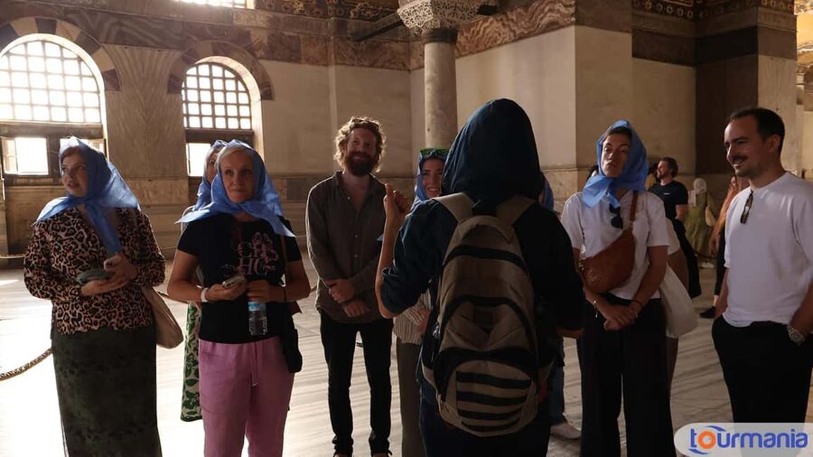 Istanbul City Walk: Blue Mosque, Hagia Sophia & Basilica - Seeing the Blue Mosque as an active place of worship
