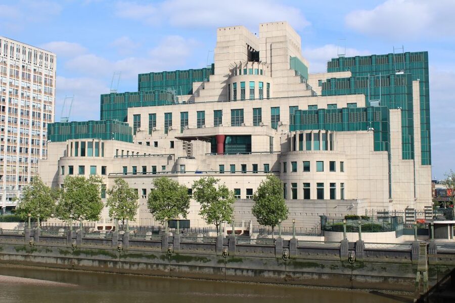 James Bond Shooting Locations 2-Hour Walking Tour of London - What the guides add to the experience