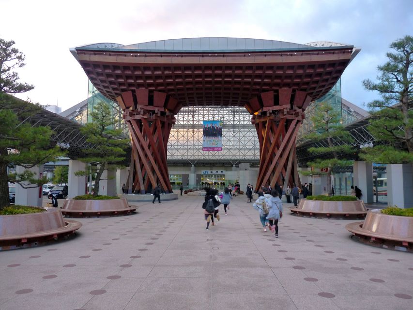 Kanazawa: Private Walking Tour with a Local - Meeting your guide near the city center