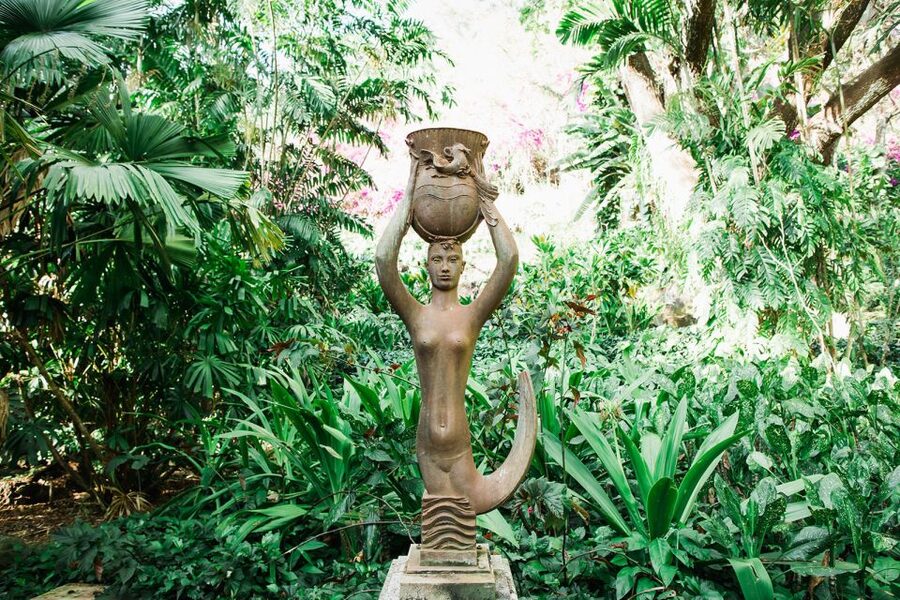 Kauai: Allerton Garden Guided Group Walking Tour - Bamboo, flowers, fruit, and sculpture