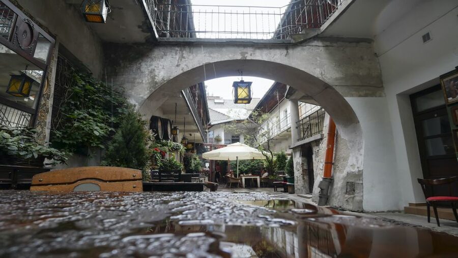 Krakow: Kazimierz Jewish Quarter Walking Tour - Kupa and Tempel: two different community stories