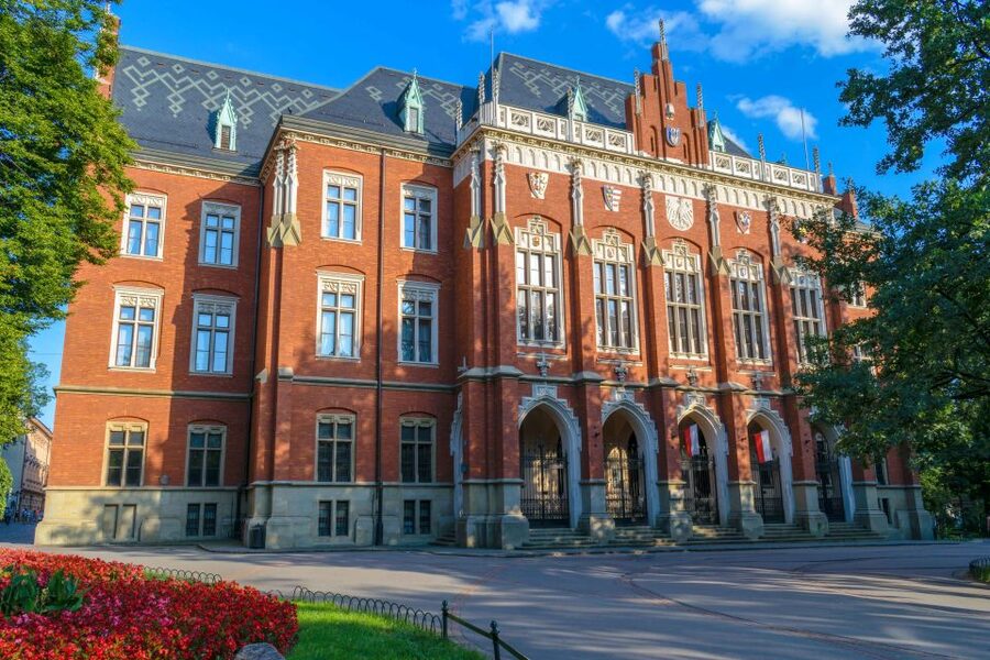 Krakow: Old Town Guided Walking Tour - Guides Turn Facts Into A Personal City Walk