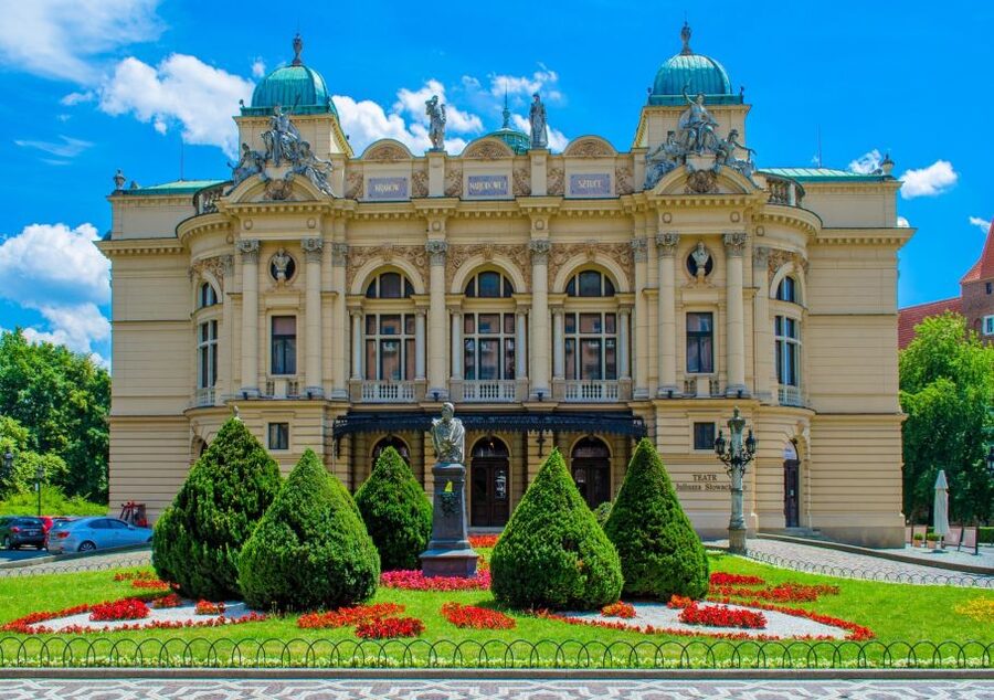 Krakow: Old Town Highlights Private Walking Tour - Wawel Hill and the royal castle courtyard