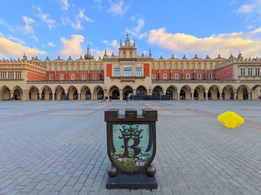 Kraków: Old Town & Wawel Castle Walking Tour in English - Why the guides matter so much