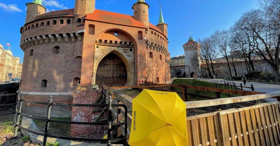 Kraków: Old Town & Wawel Castle Walking Tour in English - Walking the Royal Route into the Main Market Square