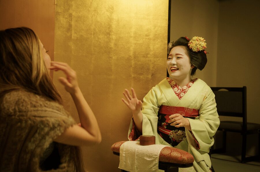 Kyoto: Geisha Dinner & Gion Cultural Walk - Meeting the geiko or maiko