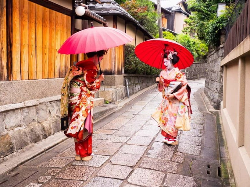 Kyoto Geisha Walking Tour: Gion District & Hidden Gems - Hokanji Pagoda and the Classic Gion View