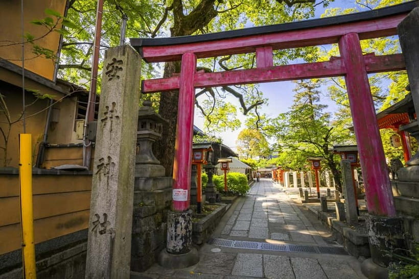 Kyoto Geisha Walking Tour: Gion District & Hidden Gems - Chion-in and the Broad Temple Grounds