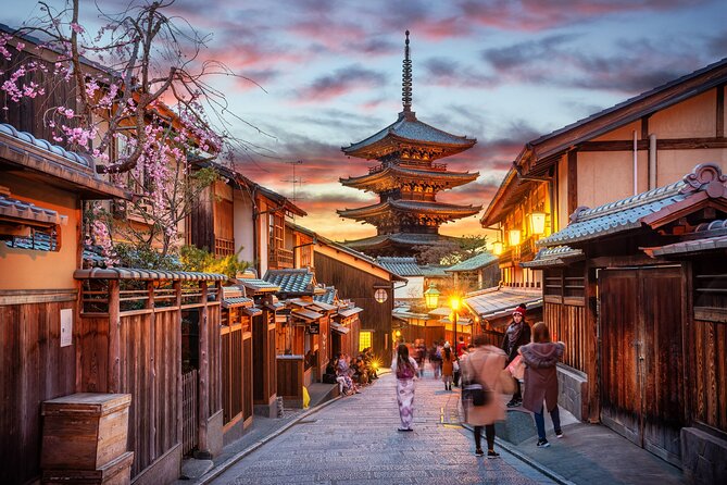 Kyoto Gion: 2-Hour Geisha Culture & History Walking Tour - Hanamikoji Street and the world of geisha