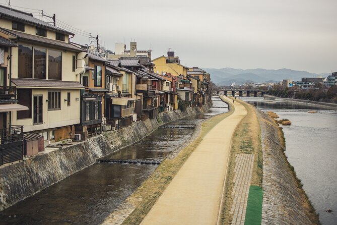 Kyoto Gion Cultural Walk & Geisha Show with Dining Options - Gion’s quieter side and the pace of the walk