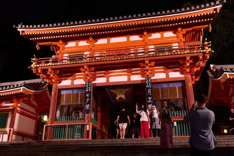 Kyoto: Gion Geisha District Walking Tour - Stories of Geisha - Entering Gion after dark