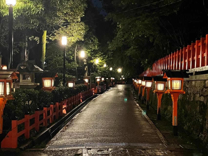 Kyoto: Gion Geisha District Walking Tour - Stories of Geisha - Yasaka Shrine and a change of pace