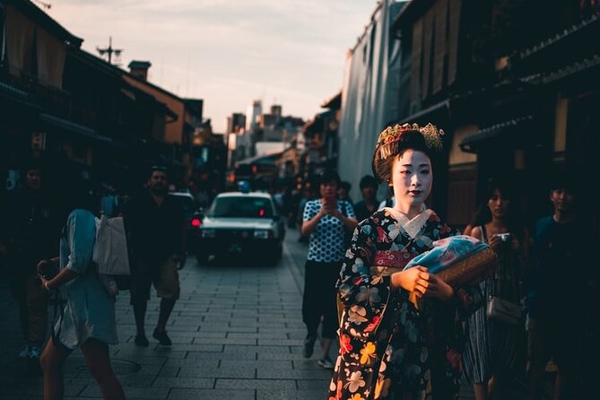 Kyoto Gion Geisha District Walking Tour - The Stories of Geisha - Meeting near Shijo and starting with Kabuki