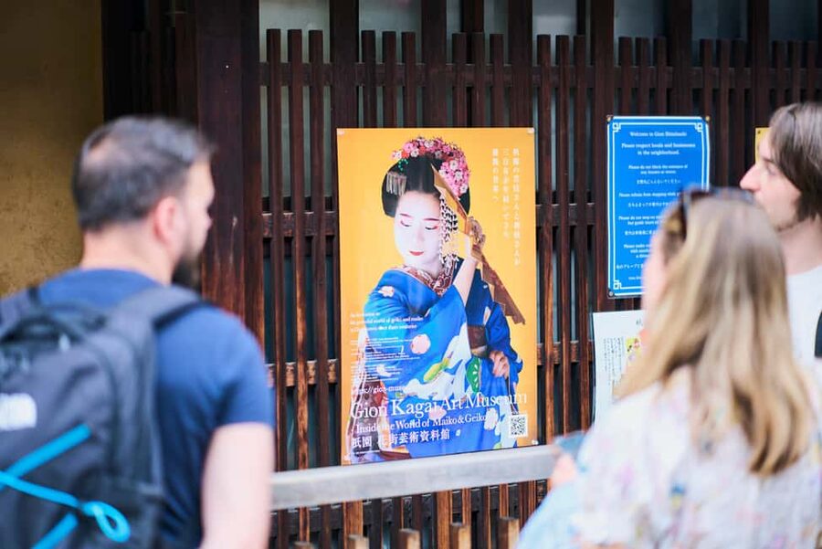 Kyoto: Gion Hidden Gems & Geisha Culture Tour - Yasaka Shrine and the older side of Kyoto