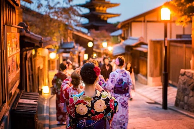 Kyoto: Gion Sunset Walking Tour with Local Guide - Starting near Kawaramachi and the Minami-za Theatre