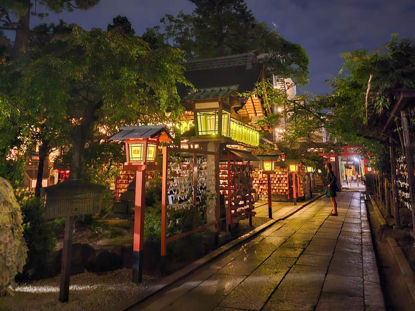 Kyoto: Gion Sunset Walking Tour with Local Guide - Backstreets, temples, and small details