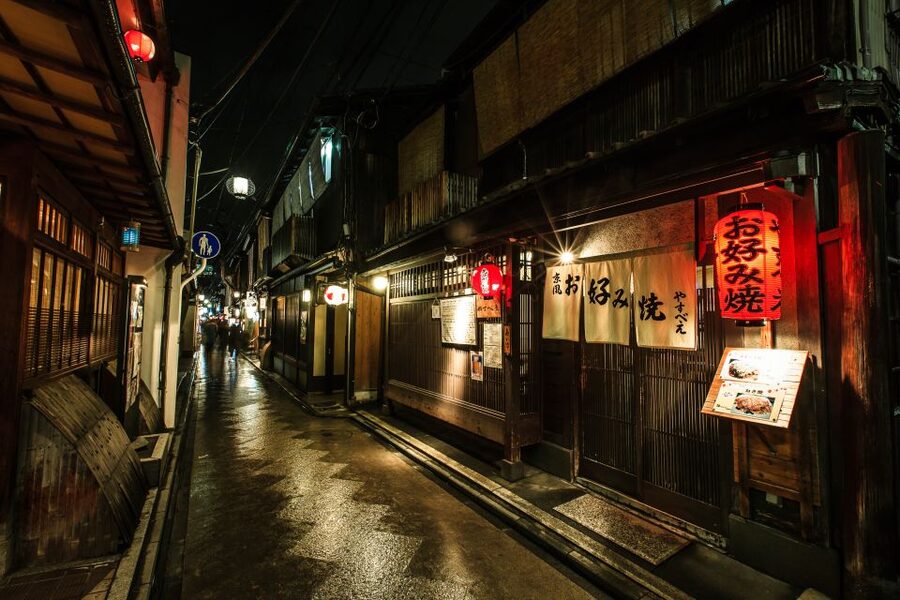 Kyoto: Gion Sunset Walking Tour with Local Guide - A local snack and a welcome pause