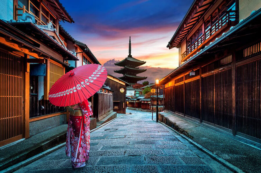 Kyoto: Gion Sunset Walking Tour with Local Guide - Hanamikoji Street at the first glow of evening