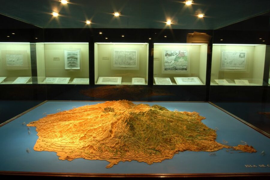 Las Palmas: Private Old City Guided Walking Tour with Tapas - The tapa stop at the end