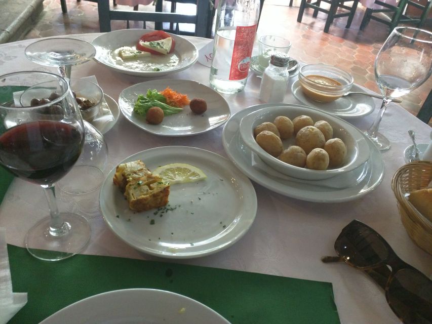Las Palmas: Private Old City Guided Walking Tour with Tapas - What $65 buys you