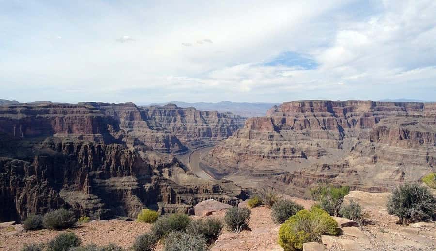 Las Vegas: Grand Canyon West Bus Tour with Guided Walk - Who should take this tour?
