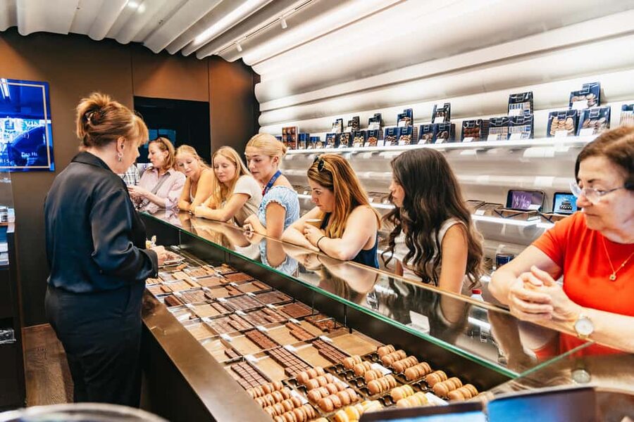 Le Marais Walking Food Tour with Cheese, Wine & Pastries - What the guides add to the walk