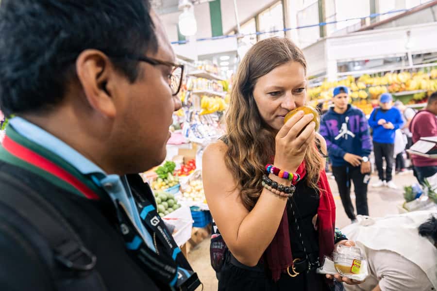 Lima: Miraflores Trending Flavors Half-Day Walking Tour - Mercado Nº 1 de Surquillo shows everyday produce