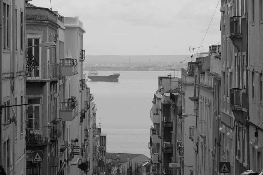 Lisbon: Alfama and São Jorge Castle Quarters Walking Tour - Lisbon Cathedral’s twelve centuries of change